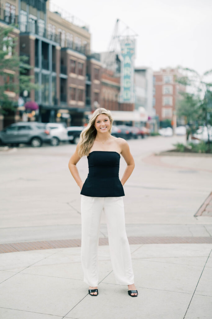 senior session, photo of a senior posing in the city