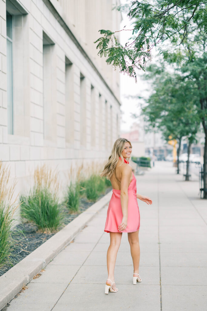 senior session, photo of a senior posing in the city