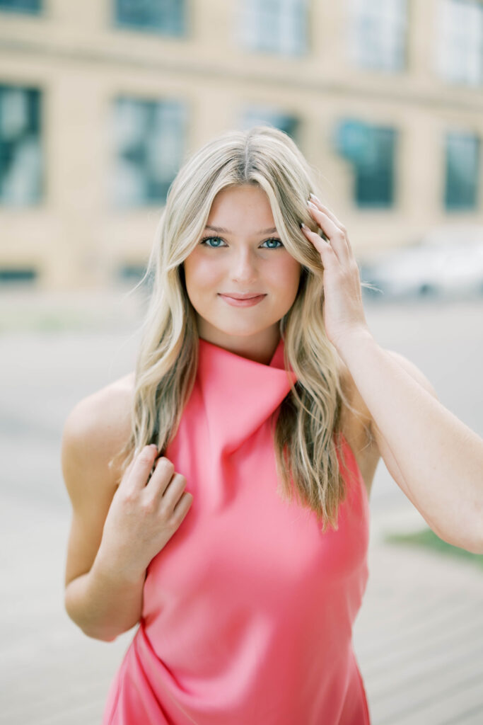 senior session, photo of a senior posing in the city