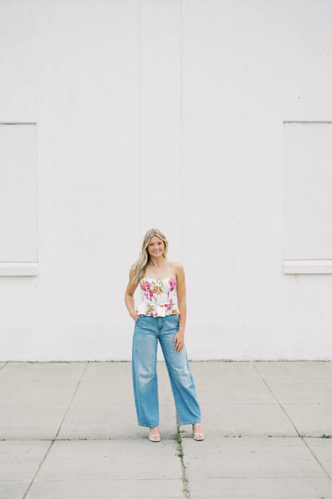 senior session, photo of a senior posing in the city