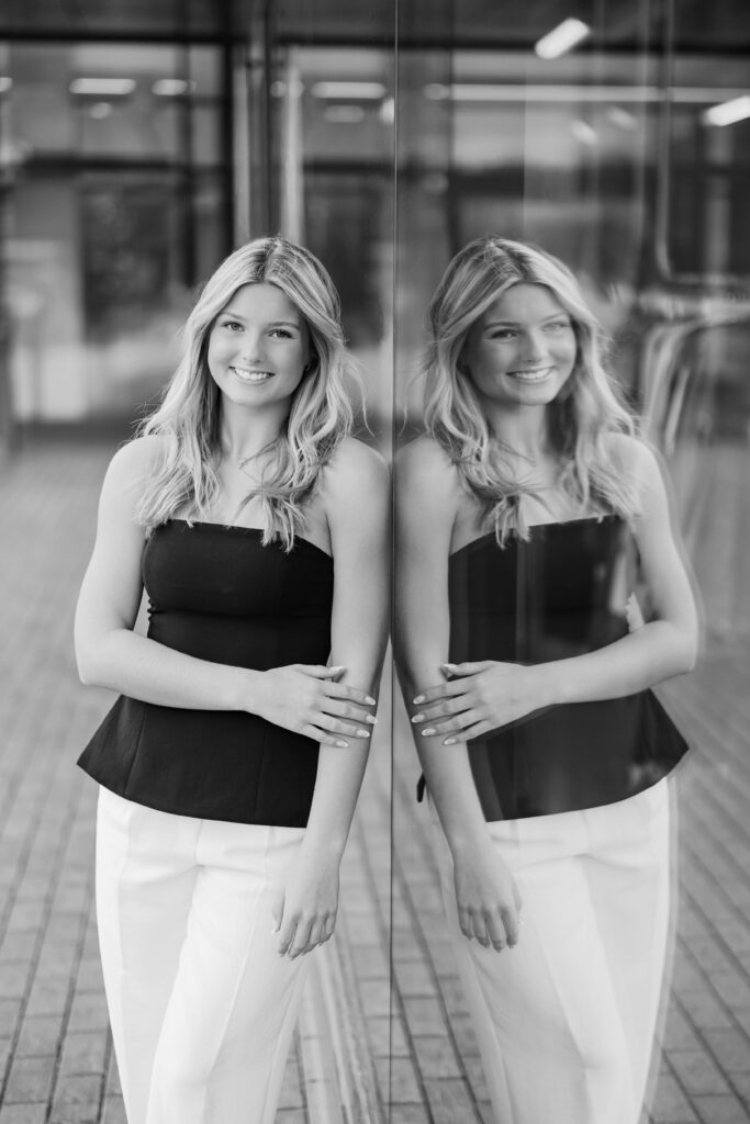 senior session, black & white photo of a senior posing in the city