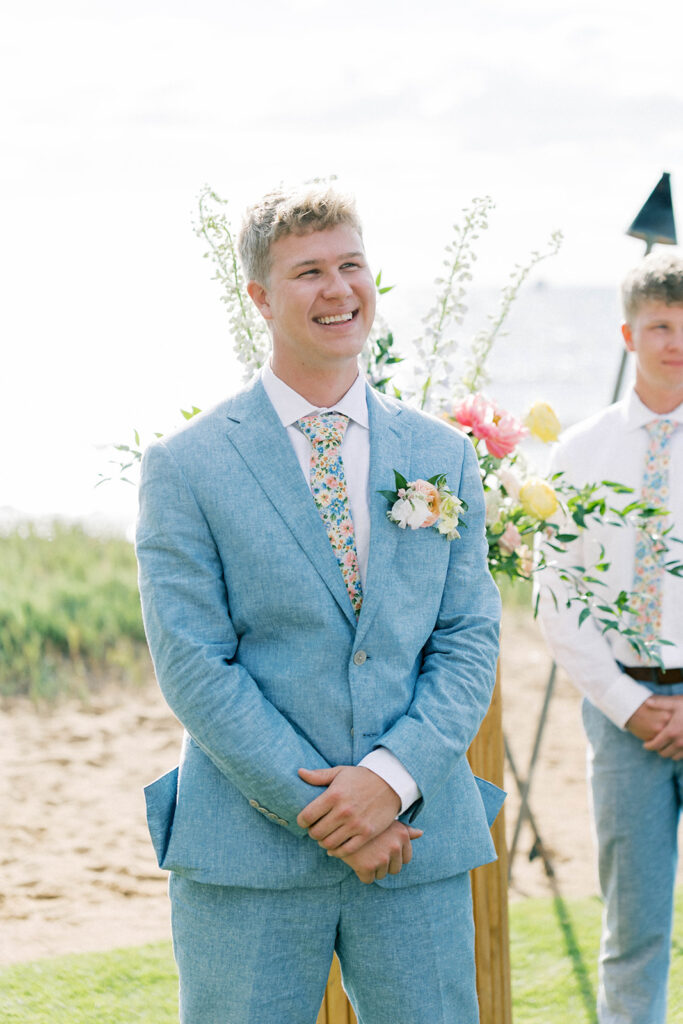 groom seeing bride walk down the aisle 