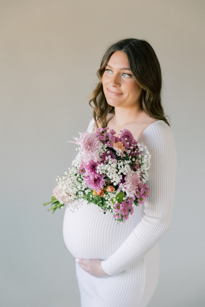 Maternity Session, mother posing with flowers 