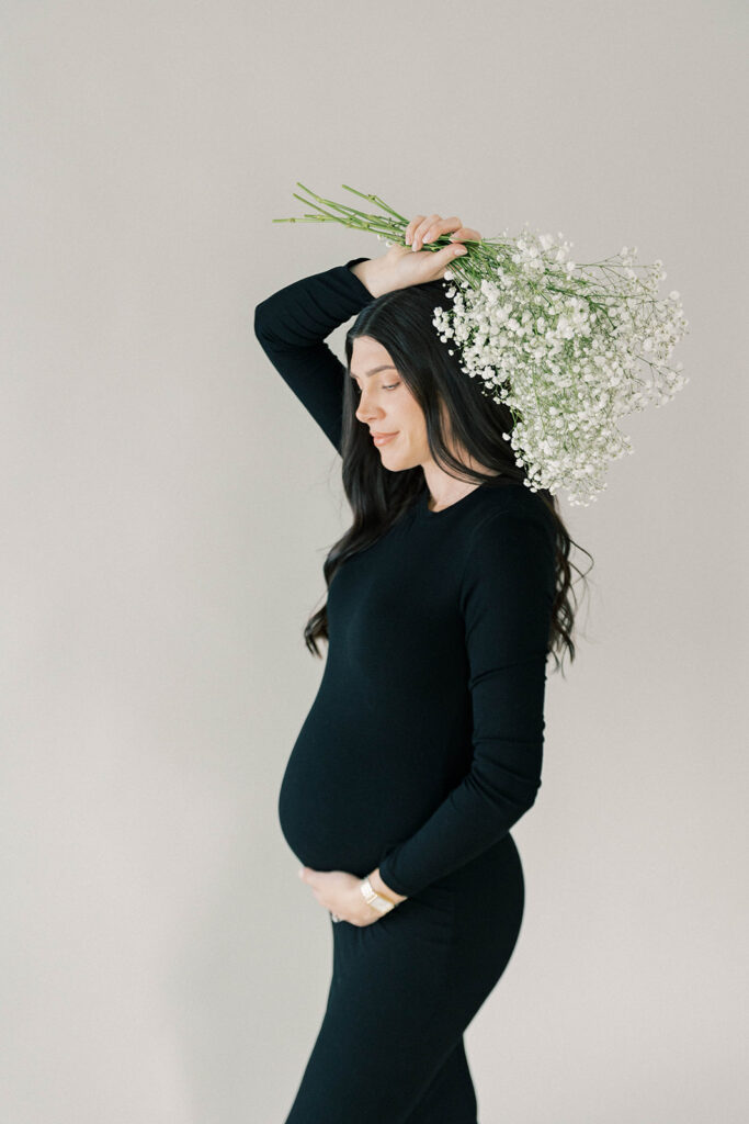 Maternity Session, mother posing with flowers