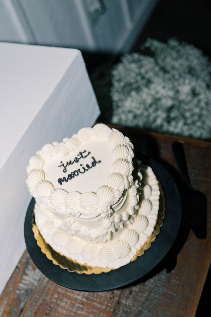 simple wedding cake 
