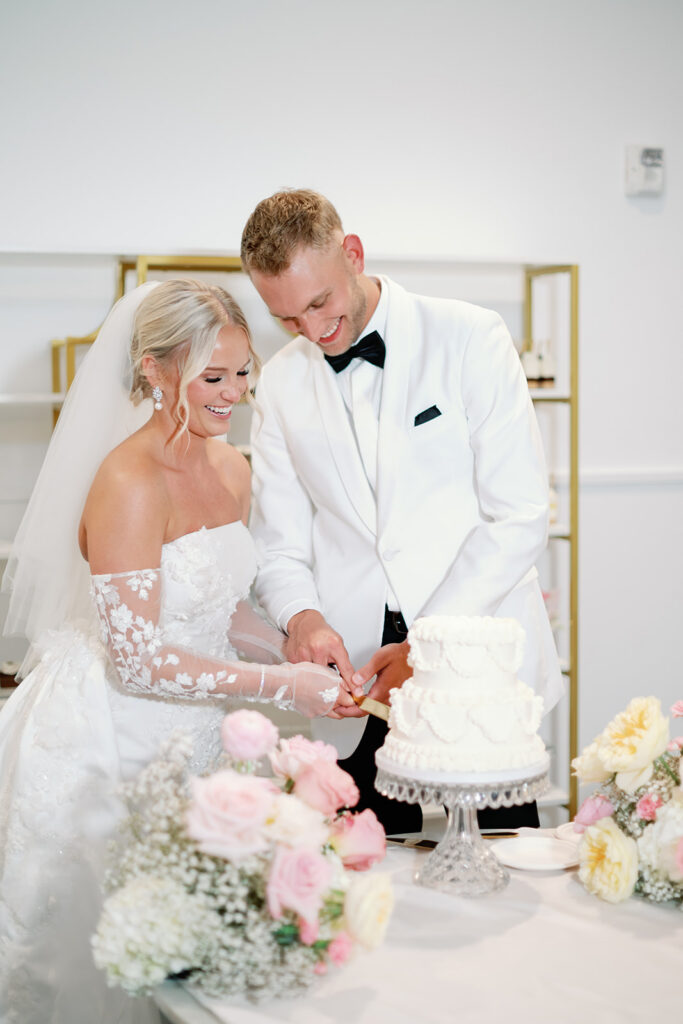 Fargo wedding photographer Liv By Grace Photo